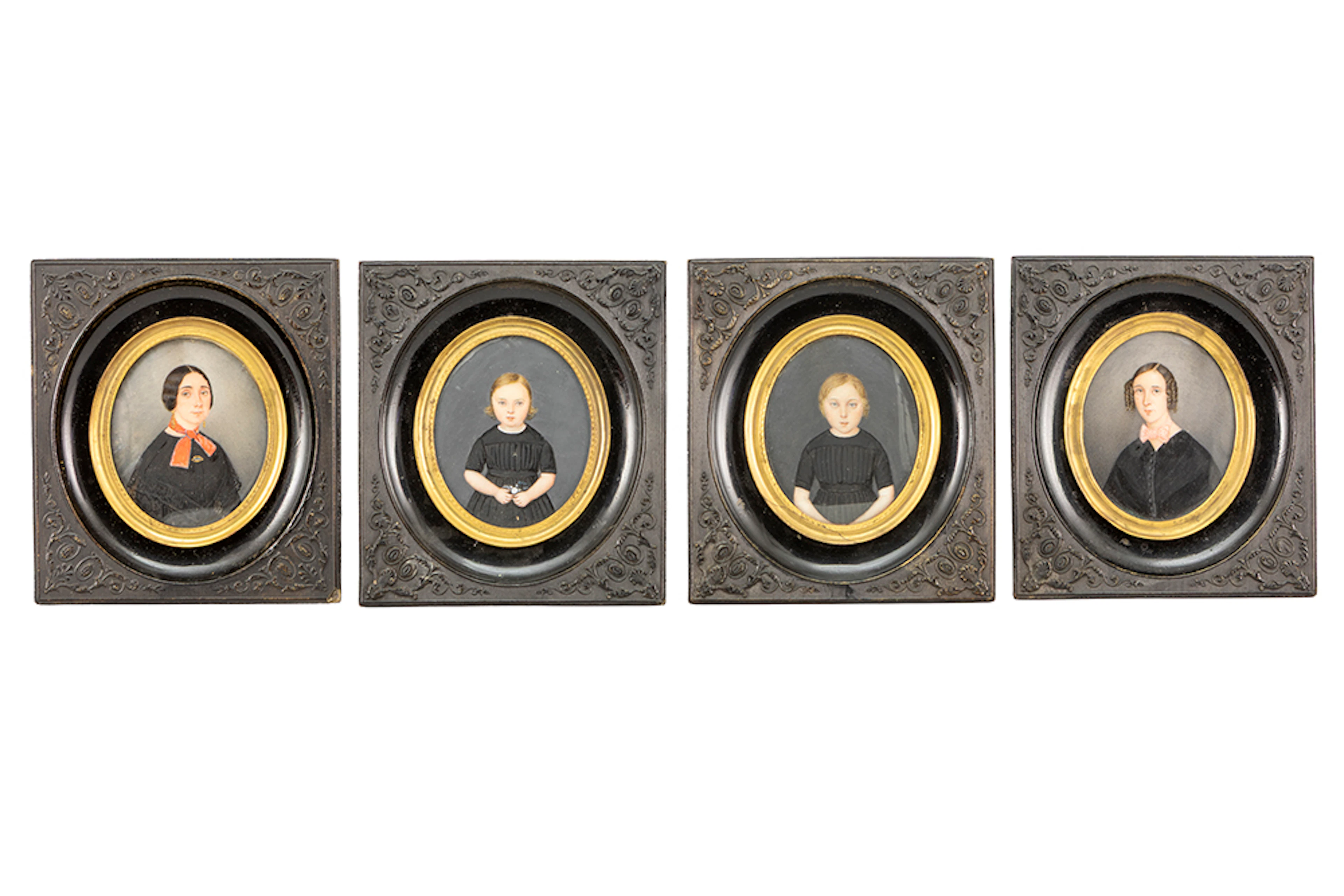 Lot (4) antieke miniaturen, telkens met een portret / four antique