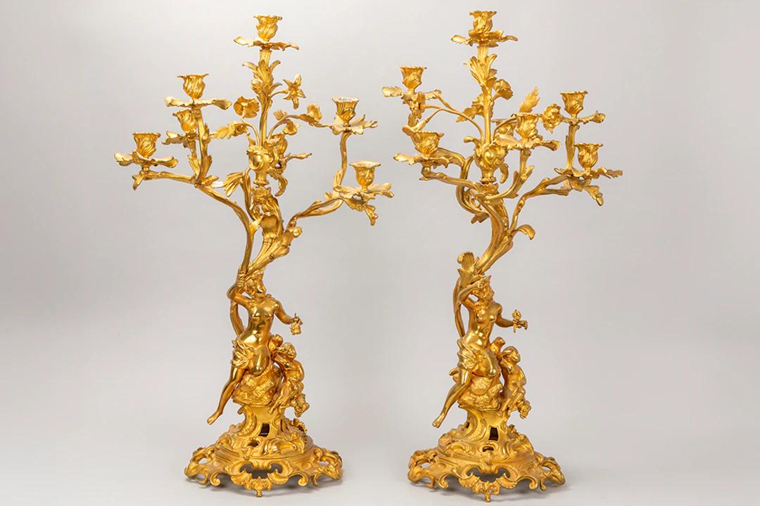 Paar vrij grote kandelaars in brons, telkens met Lodewijk XV- ornamentiek
