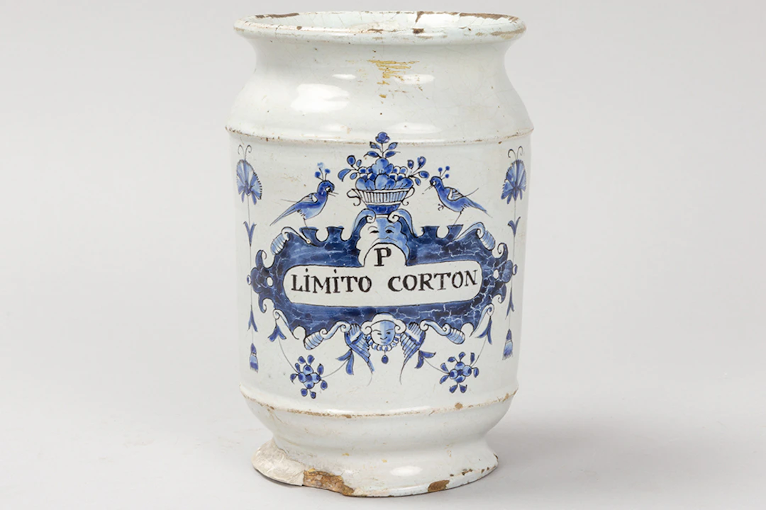 Zeventiende eeuwse apothekerspot in faience van Delft met een blauwwit