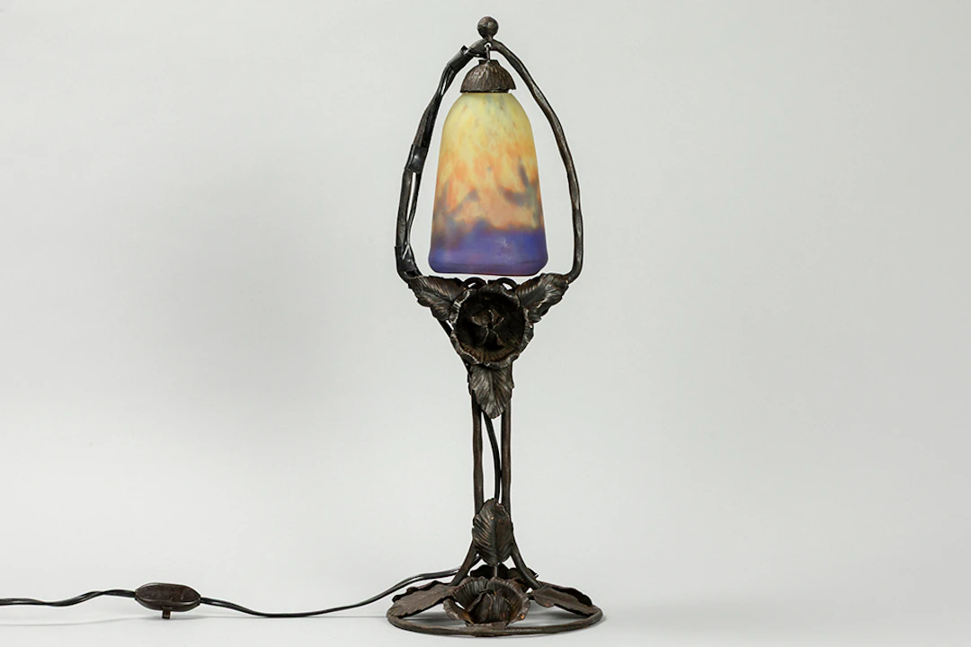 MÜLLER frêres LUNEVILLE Art Deco-lamp met voet in smeedijzer met rozelaarsdecor