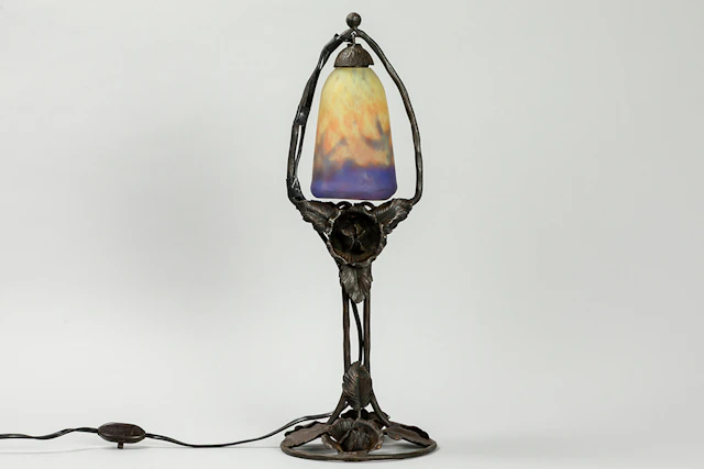 MÜLLER frêres LUNEVILLE Art Deco-lamp met voet in smeedijzer met rozelaarsdecor