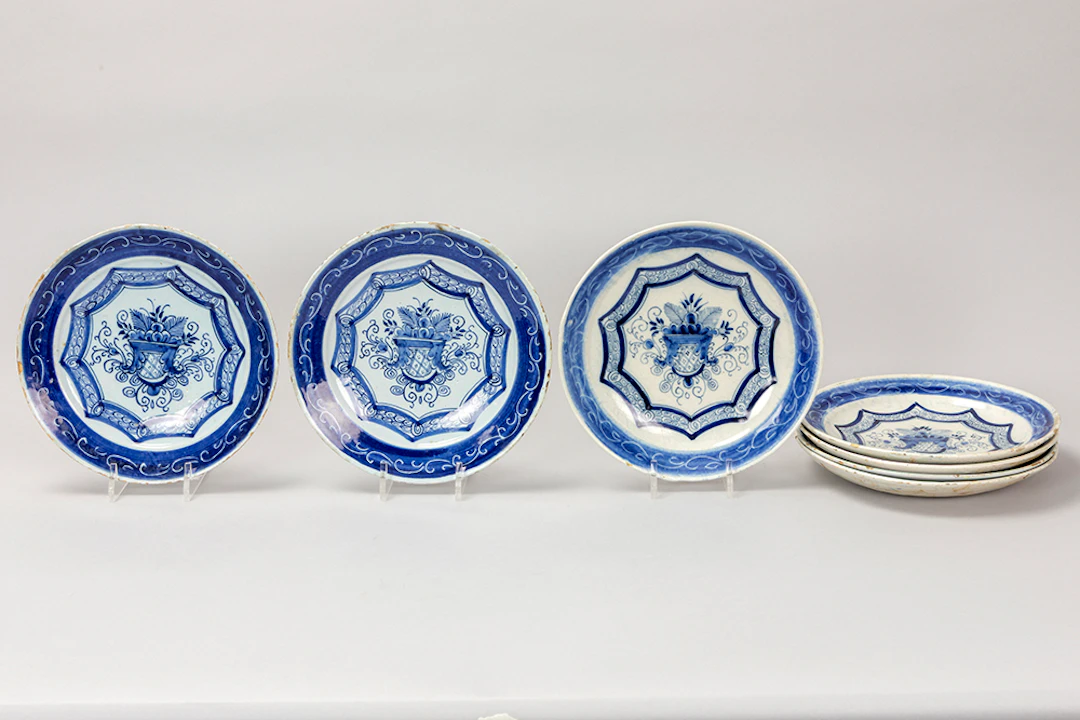 Reeks van zeven achttiende eeuwse pannekoekenborden in faience van