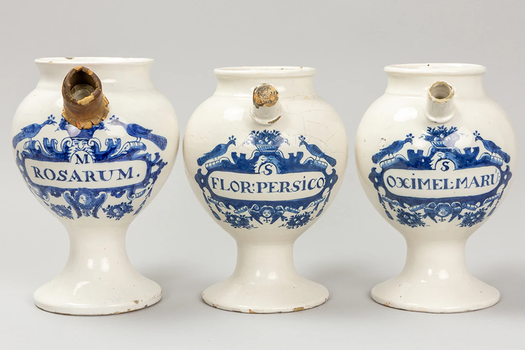 Lot van drie achttiende eeuwse apothekerskruiken in faience van Delft