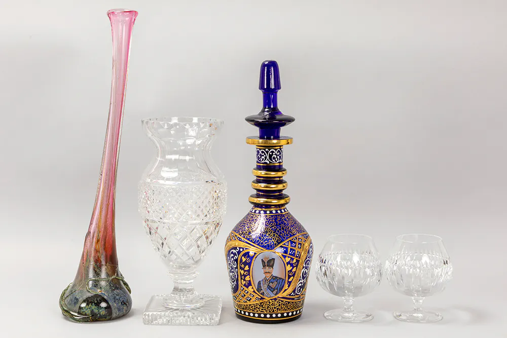 Lot (5) glas, waaronder 2 vazen / 5pcs of glass, with two vases