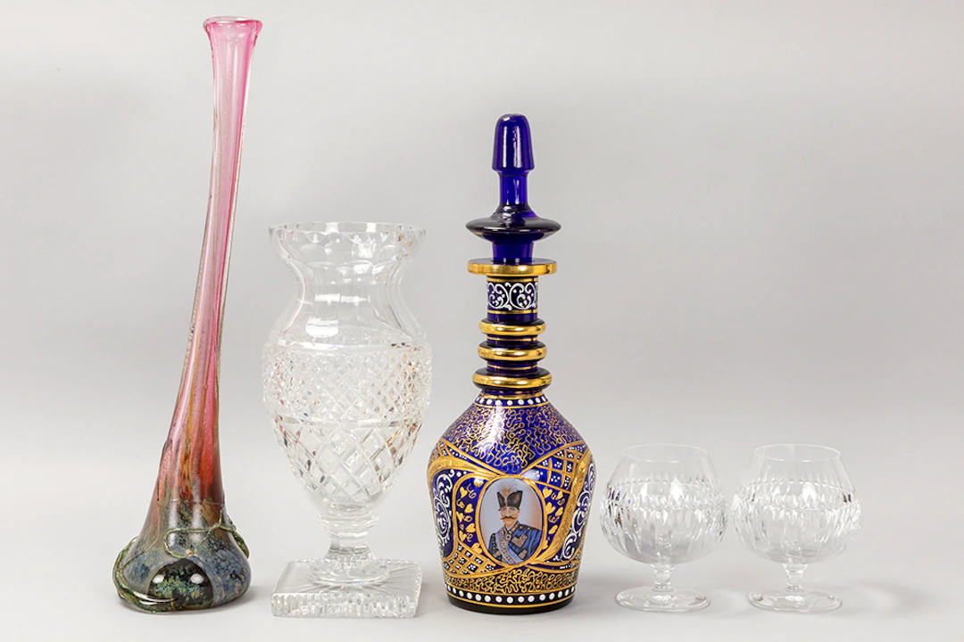 Lot (5) glas, waaronder 2 vazen / 5pcs of glass, with two vases