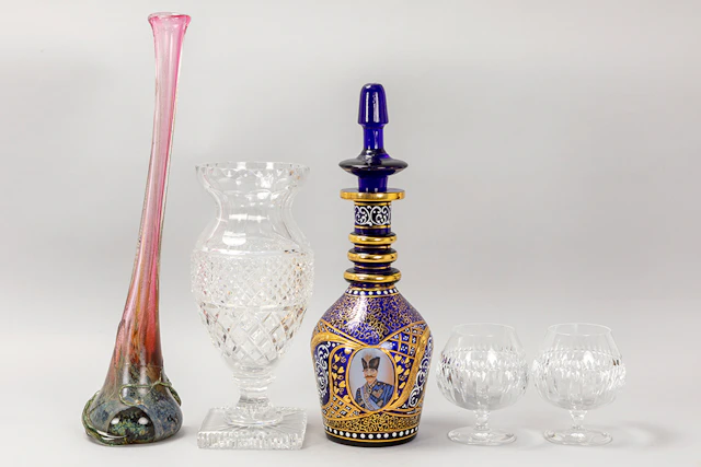 Lot (5) glas, waaronder 2 vazen / 5pcs of glass, with two vases
