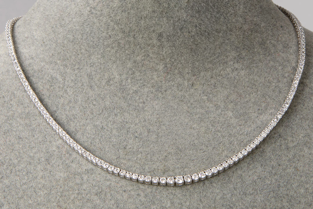 Schitterend collier met elegant rivièremodel met lichte "en chûte"