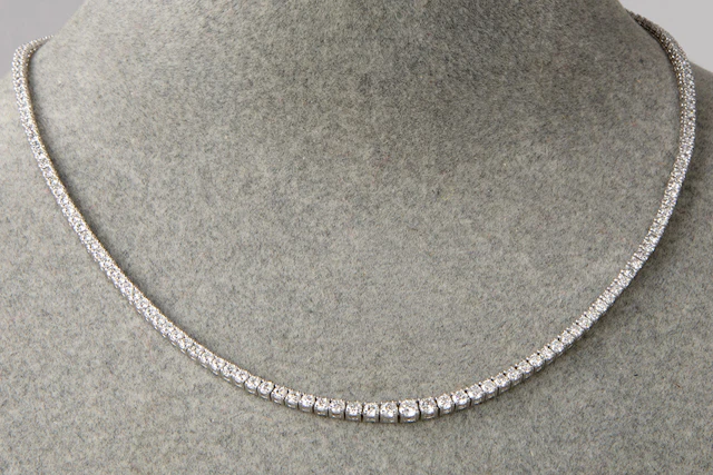 Schitterend collier met elegant rivièremodel met lichte "en chûte"