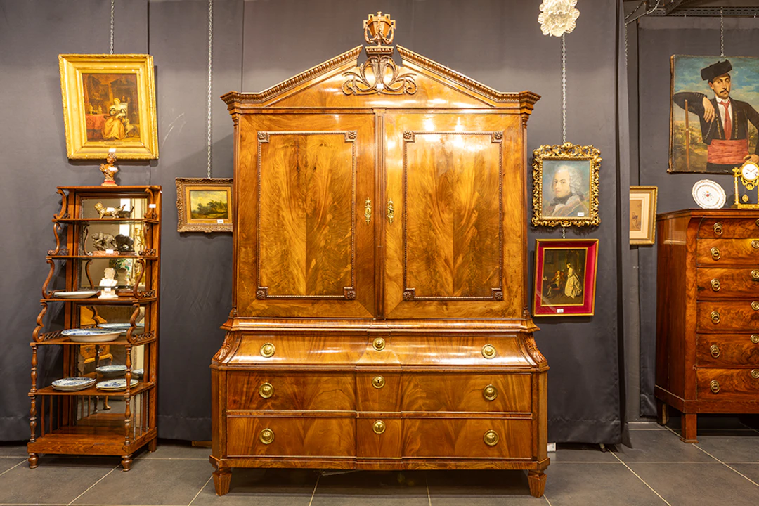 Zeer mooi achttiende eeuwse Hollands Louis XVI-kabinet in acajou