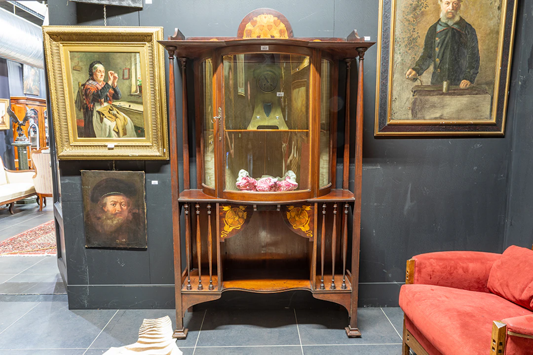 SHAPLIN & PETTER Engels Art Nouveau-pronkmeubel in acajou versierd