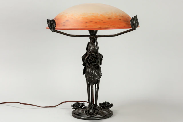 SCHNEIDER CHARLES Art Deco-lamp met voet in smeedijzer met rozenranken
