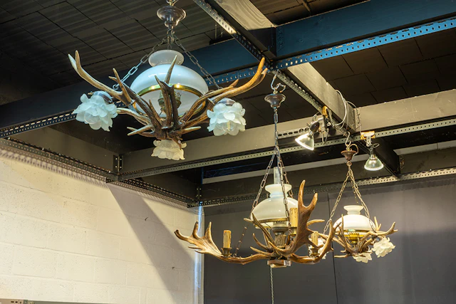 Lot (3) lusters gemaakt uit geweien en glazen coupes / three chandeliers