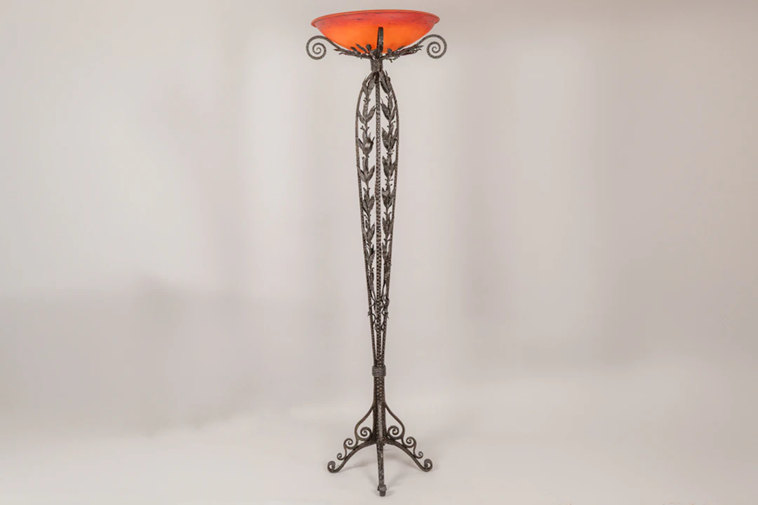 SCHNEIDER Art Deco-staanlamp met voet met bladerendecor in smeedijzer