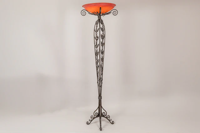 SCHNEIDER Art Deco-staanlamp met voet met bladerendecor in smeedijzer
