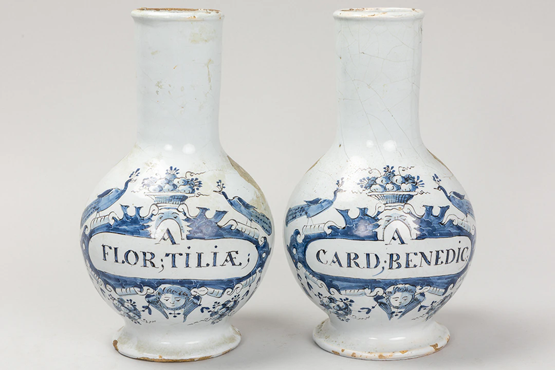 Paar zeventiende eeuwse apothekersflessen in faience van Delft met