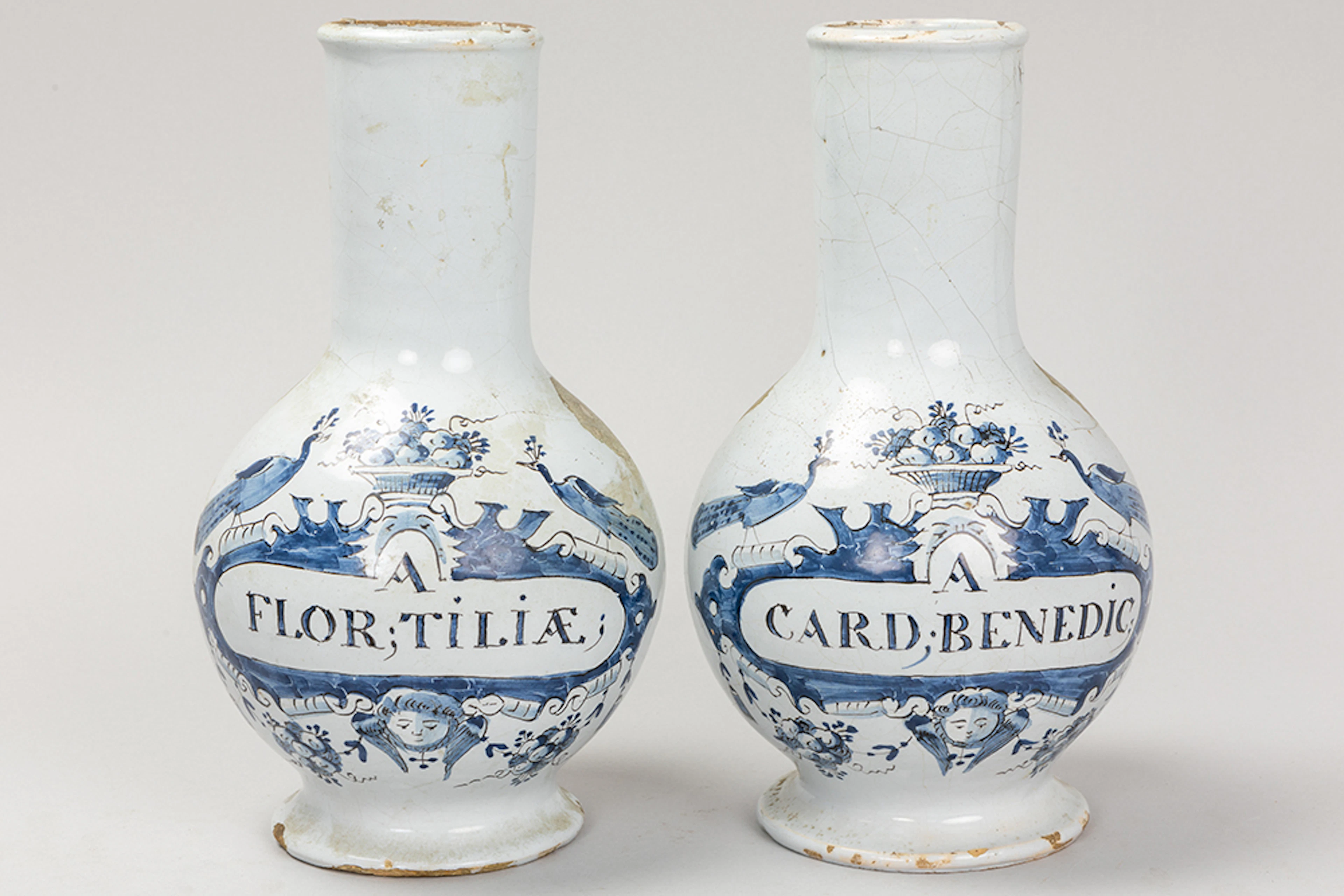 Paar zeventiende eeuwse apothekersflessen in faience van Delft met