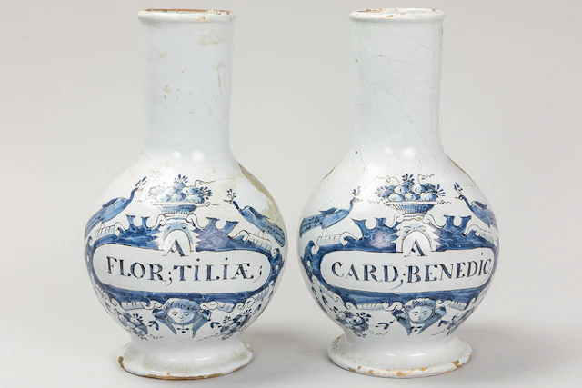 Paar zeventiende eeuwse apothekersflessen in faience van Delft met