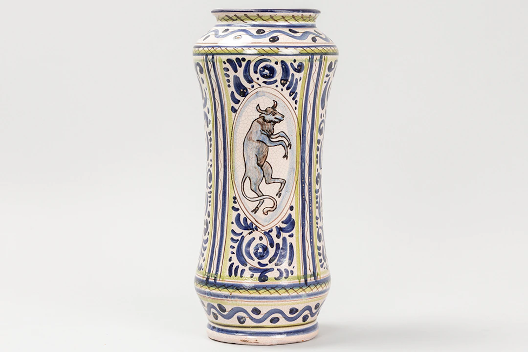Achttiende eeuwse Spaanse "Albarello" - vaas in faience met een polychroom