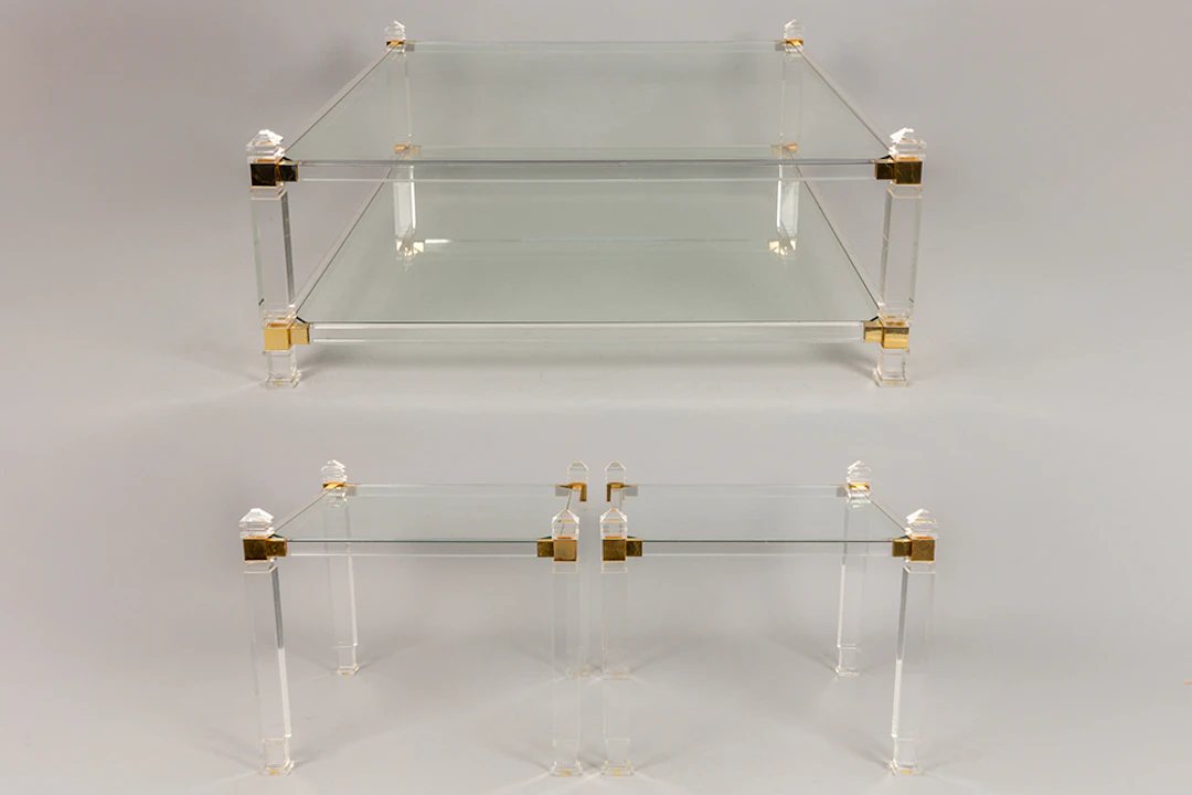 Driedelige designset in kleurloze plexi en gedoreerd metaal : salontafel