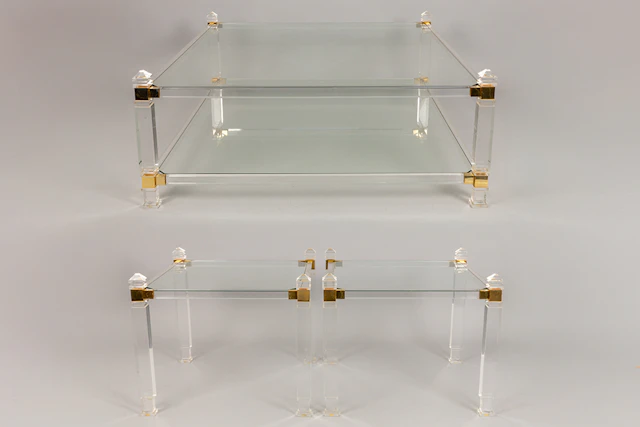 Driedelige designset in kleurloze plexi en gedoreerd metaal : salontafel