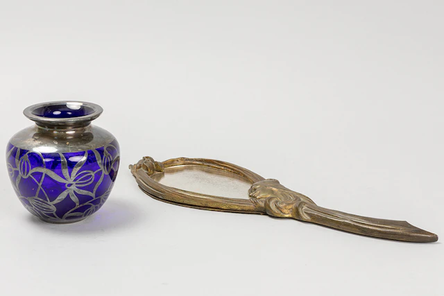 Lot (2) Art Nouveau items : een spiegeltje en een vaasje / two Art