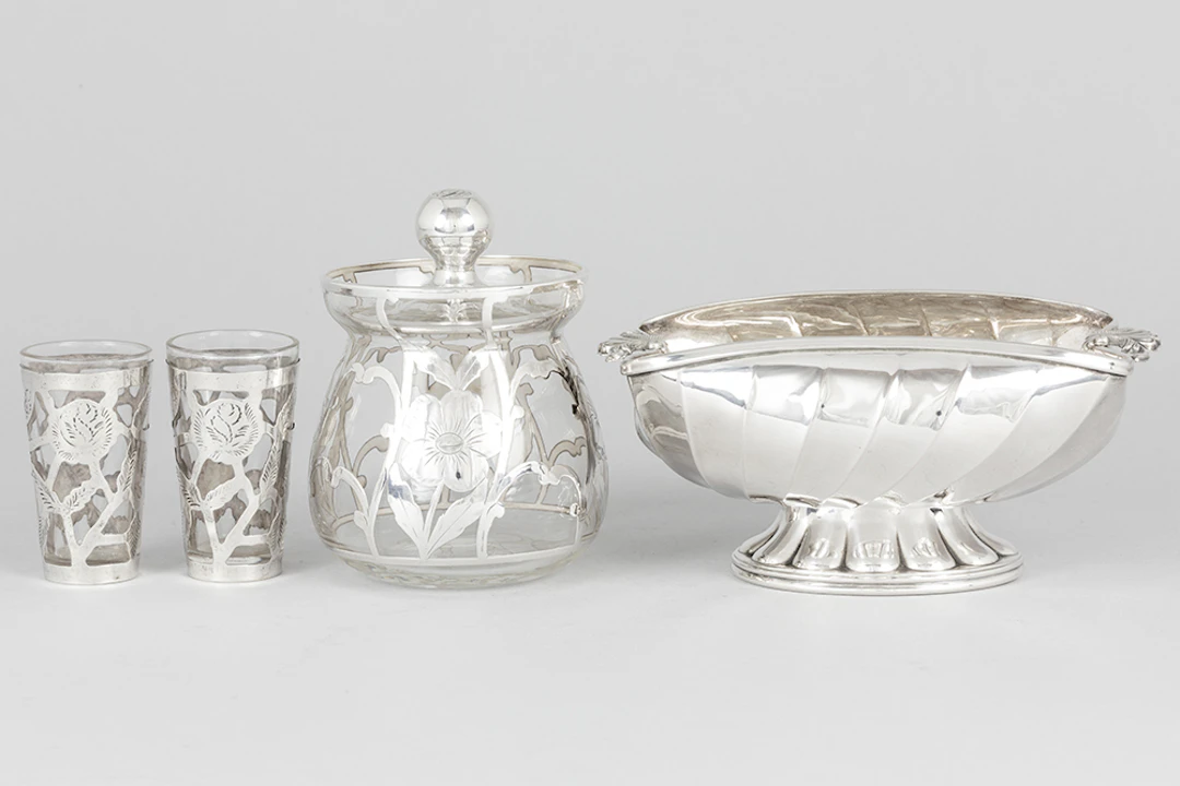 Lot (4) met drie stuks "overlay" (zilver op glas) en een mandje in