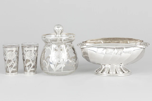 Lot (4) met drie stuks "overlay" (zilver op glas) en een mandje in