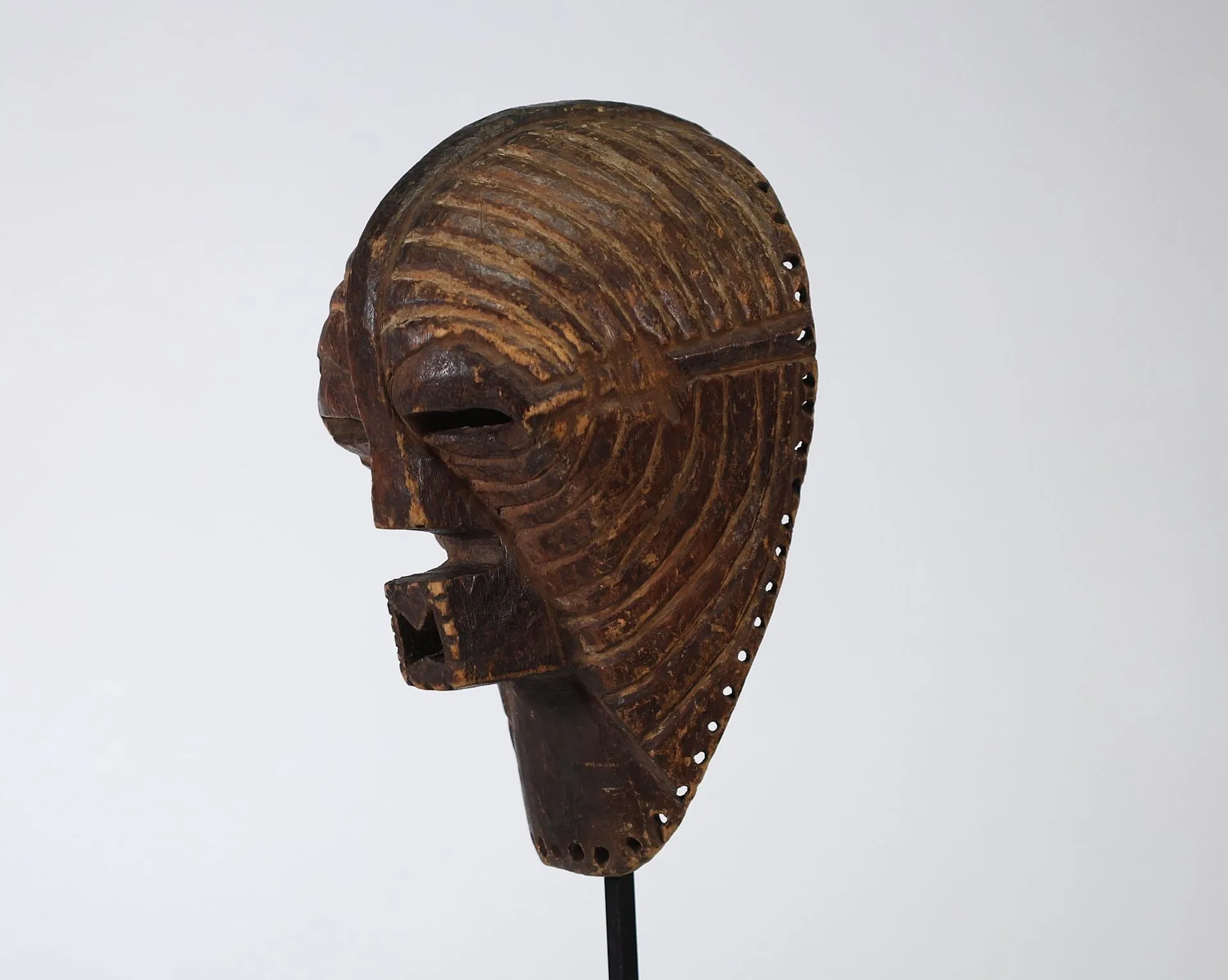 R.D.C. — SONGYE — Masque Kifwebe en bois sculpté à patine br - Lot 255