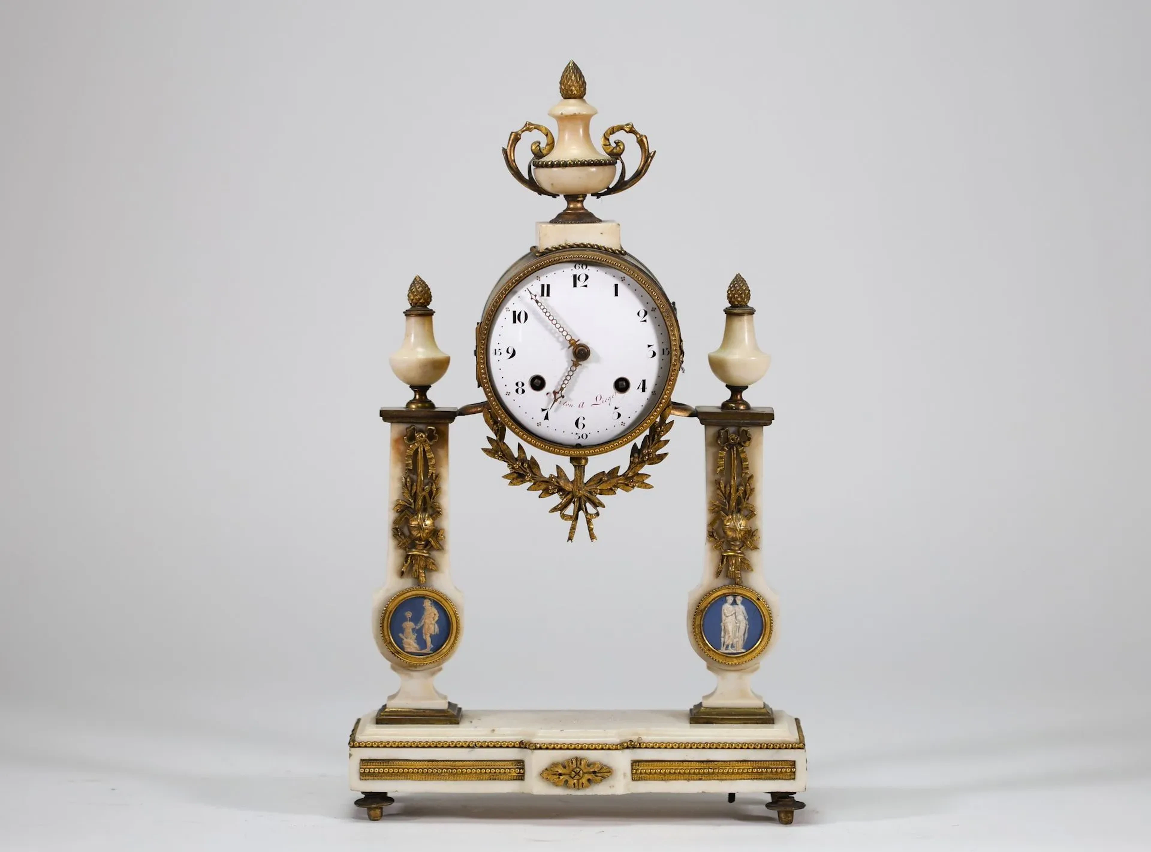 Horloge de cheminée en marbre blanc reposant sur une base re - Lot 218