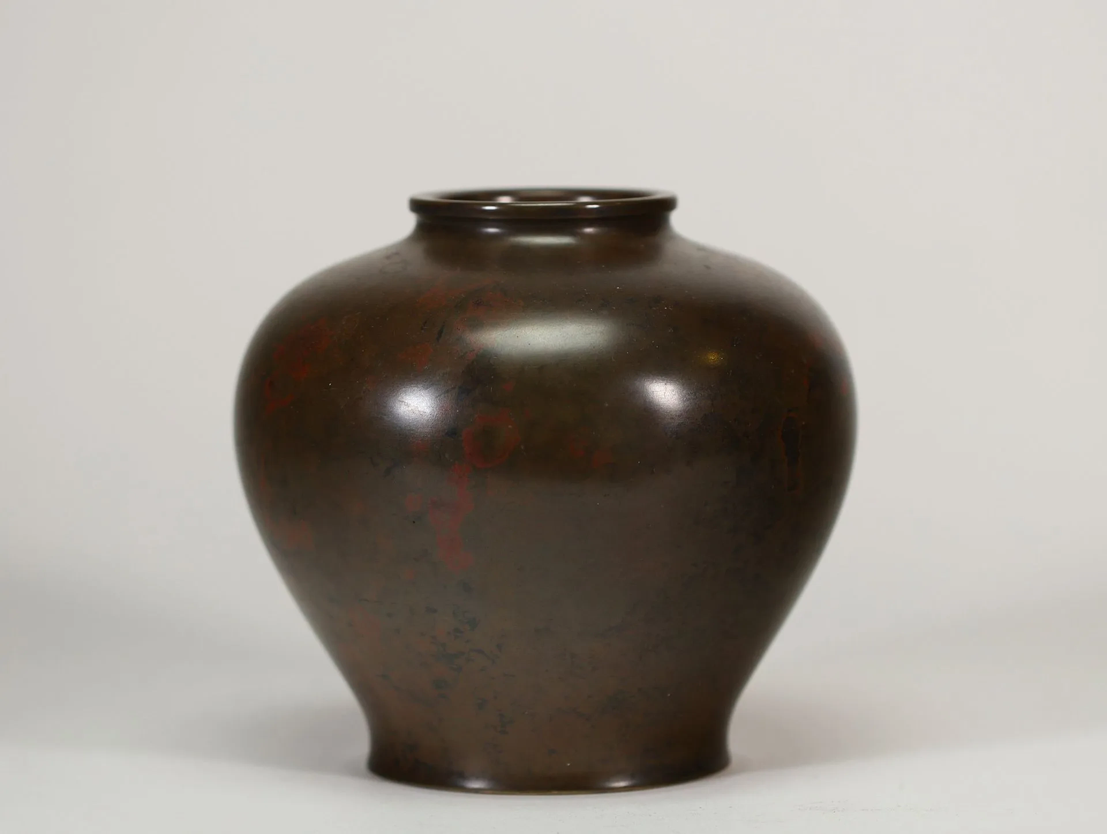 JAPON – Vase en bronze de forme balustre, à col court, prése - Lot 219