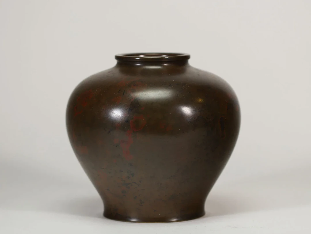 JAPON – Vase en bronze de forme balustre, à col court, prése - Lot 219