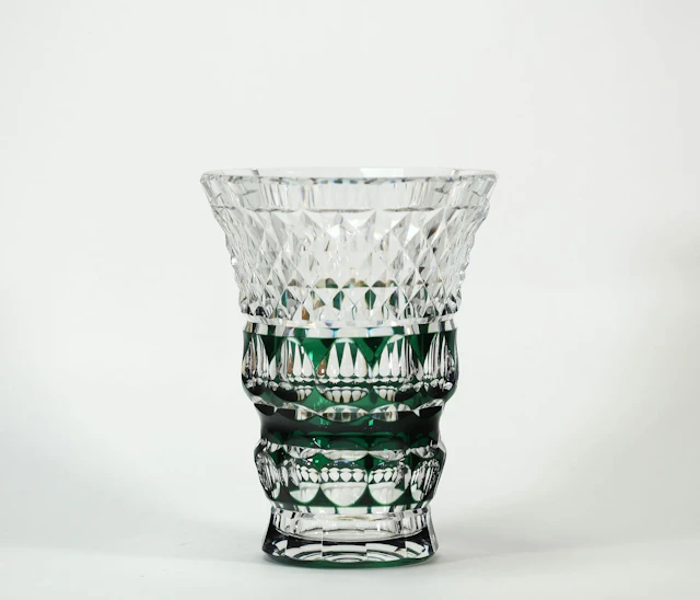 VAL SAINT LAMBERT – Large green-lined crystal vase, richly c - Lot 81