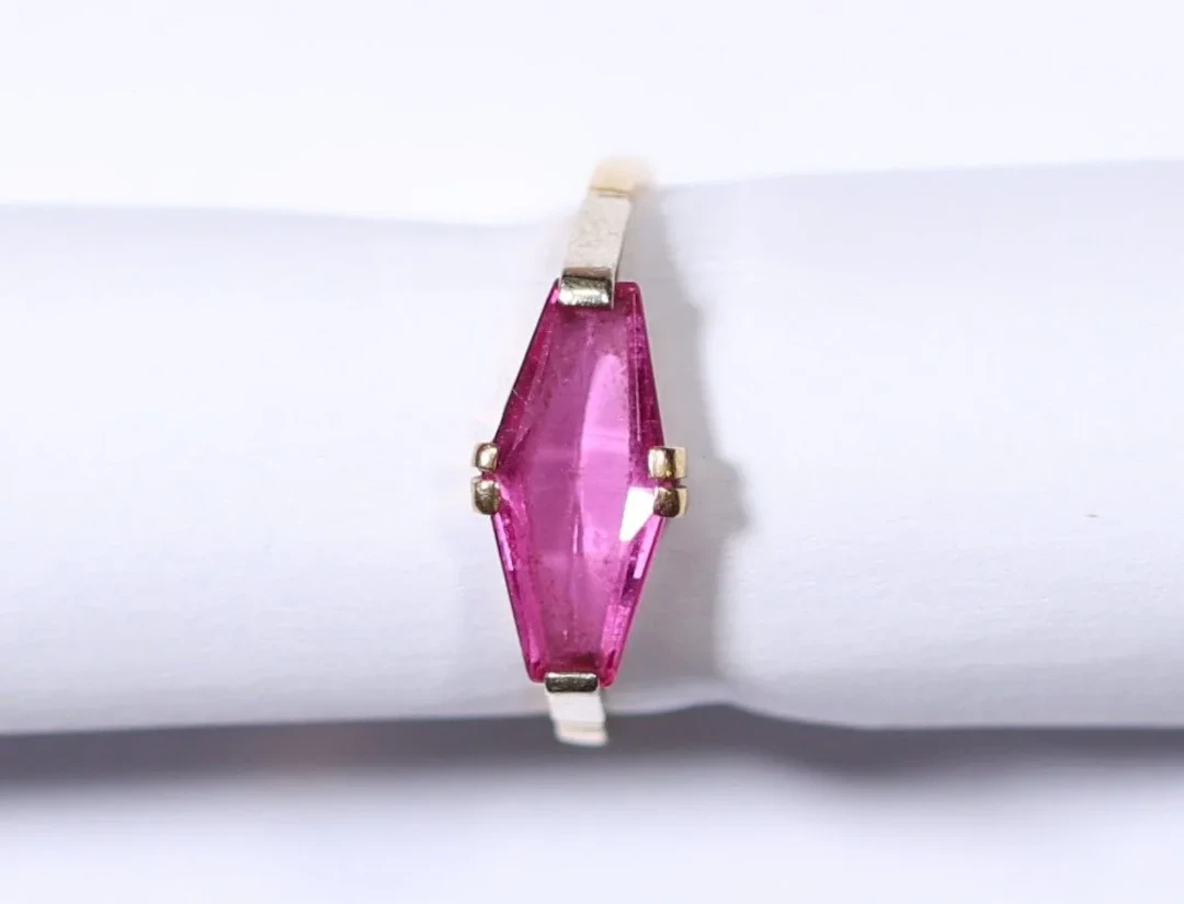 BAGUE — Bague en or jaune 18 carats (750 ‰), ornée d’une imp - Lot 249