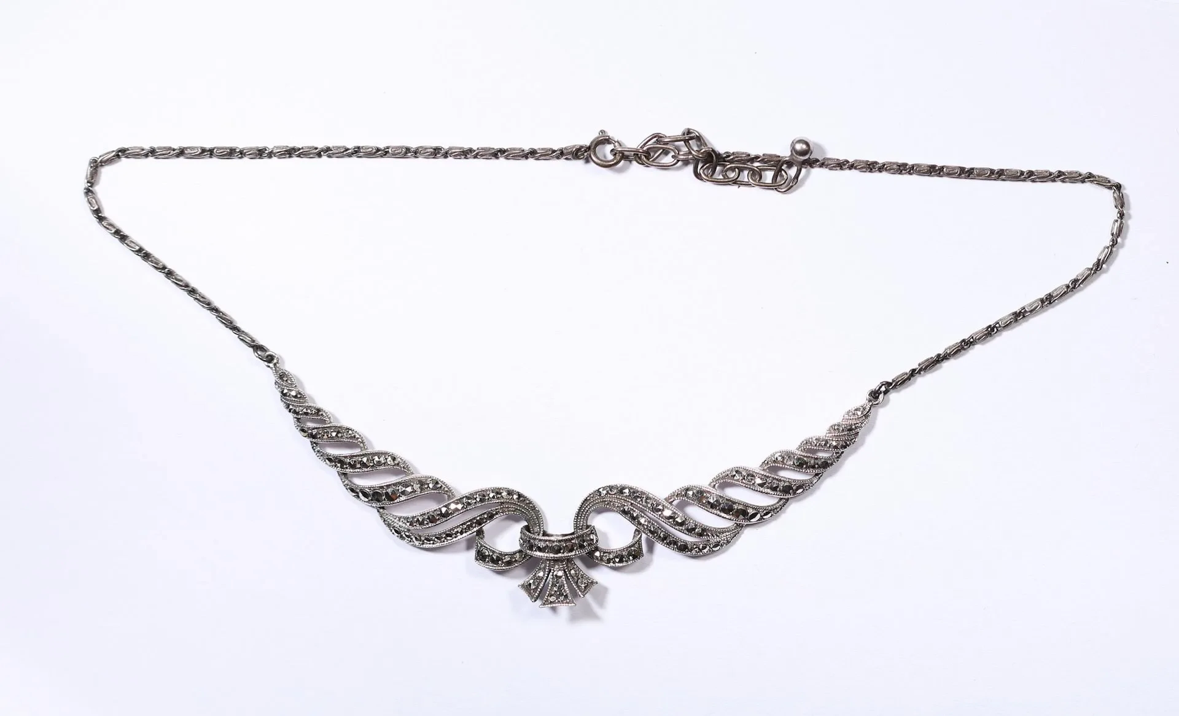 COLLIER — Collier en argent, à décor ajouré de rubans et vol - Lot 250