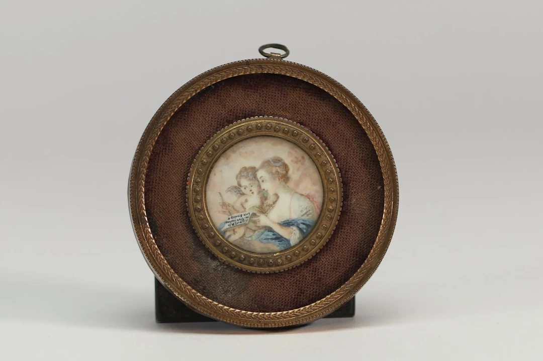 FRENCH SCHOOL – Miniature depicting a young woman accompanie - Lot 185