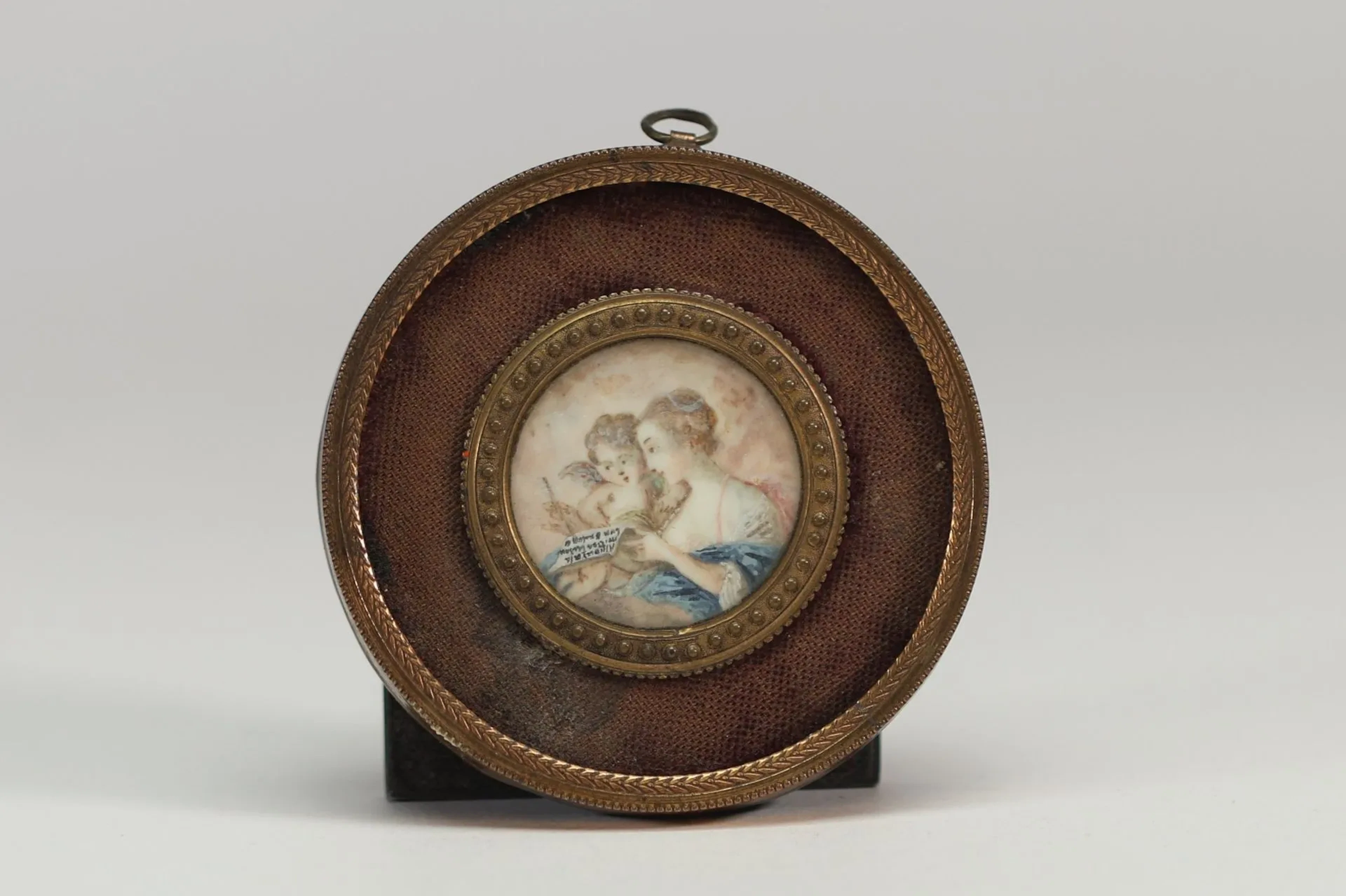FRENCH SCHOOL – Miniature depicting a young woman accompanie - Lot 185