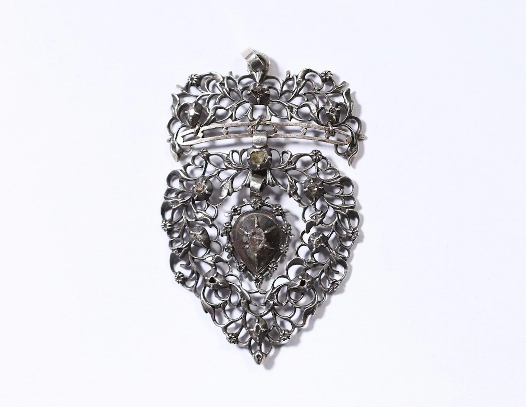 FLANDERS — Openwork silver devotional heart, richly decorate - Lot 223