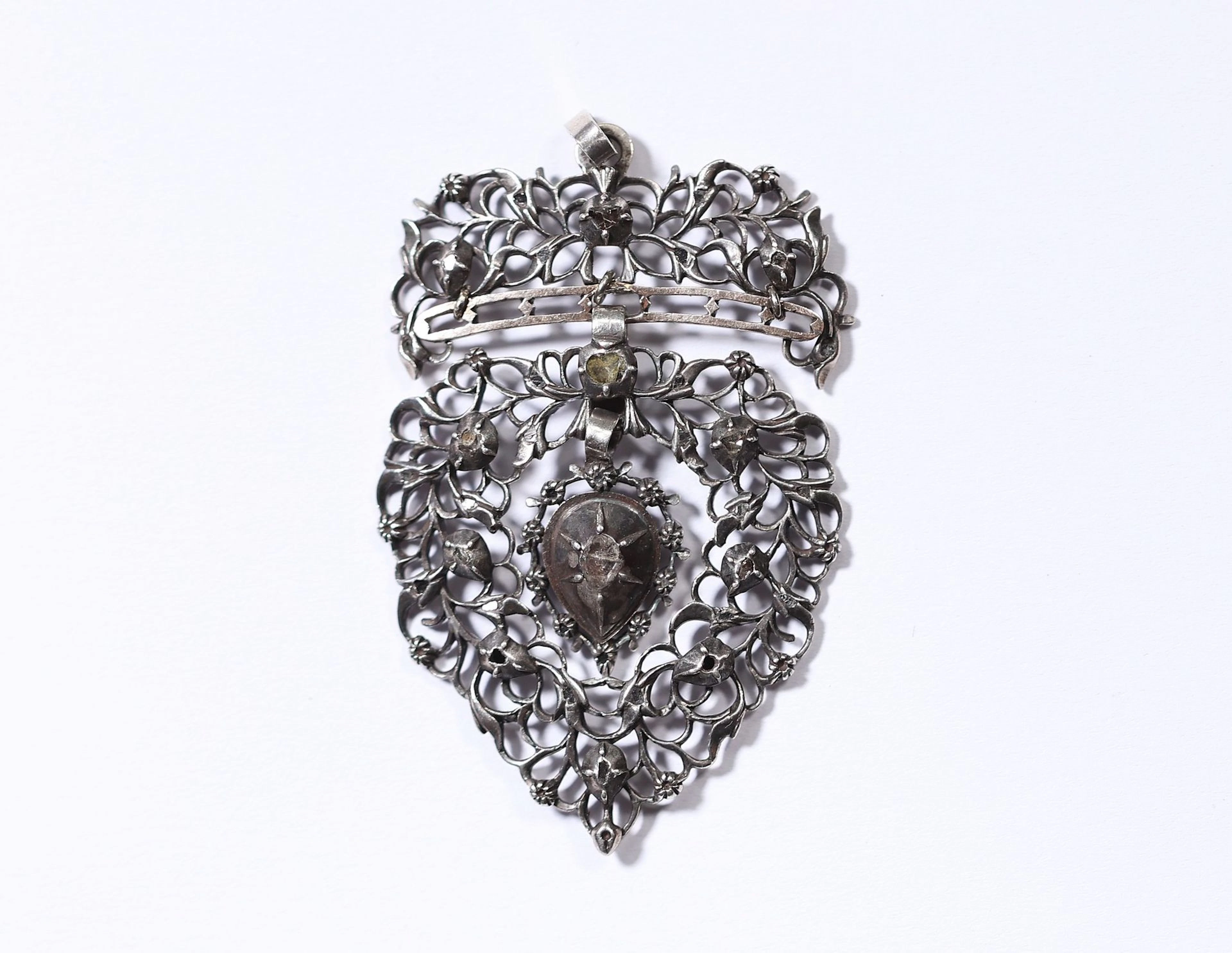 FLANDERS — Openwork silver devotional heart, richly decorate - Lot 223