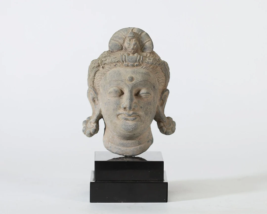 BODHISATTVA HEAD – GANDHARA ART, 3rd–4th CENTURY A Bodhisatt - Lot 26