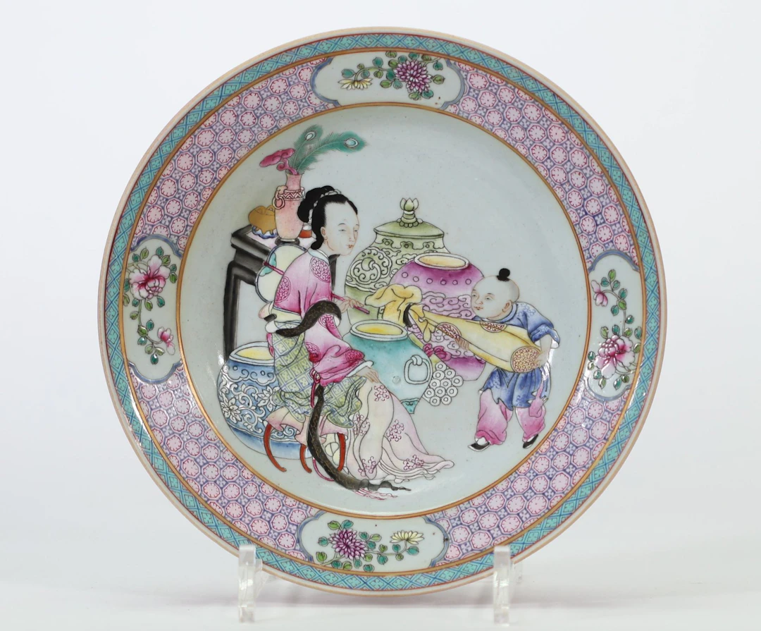 CHINE — Assiette en porcelaine à décor polychrome de la fami - Lot 39