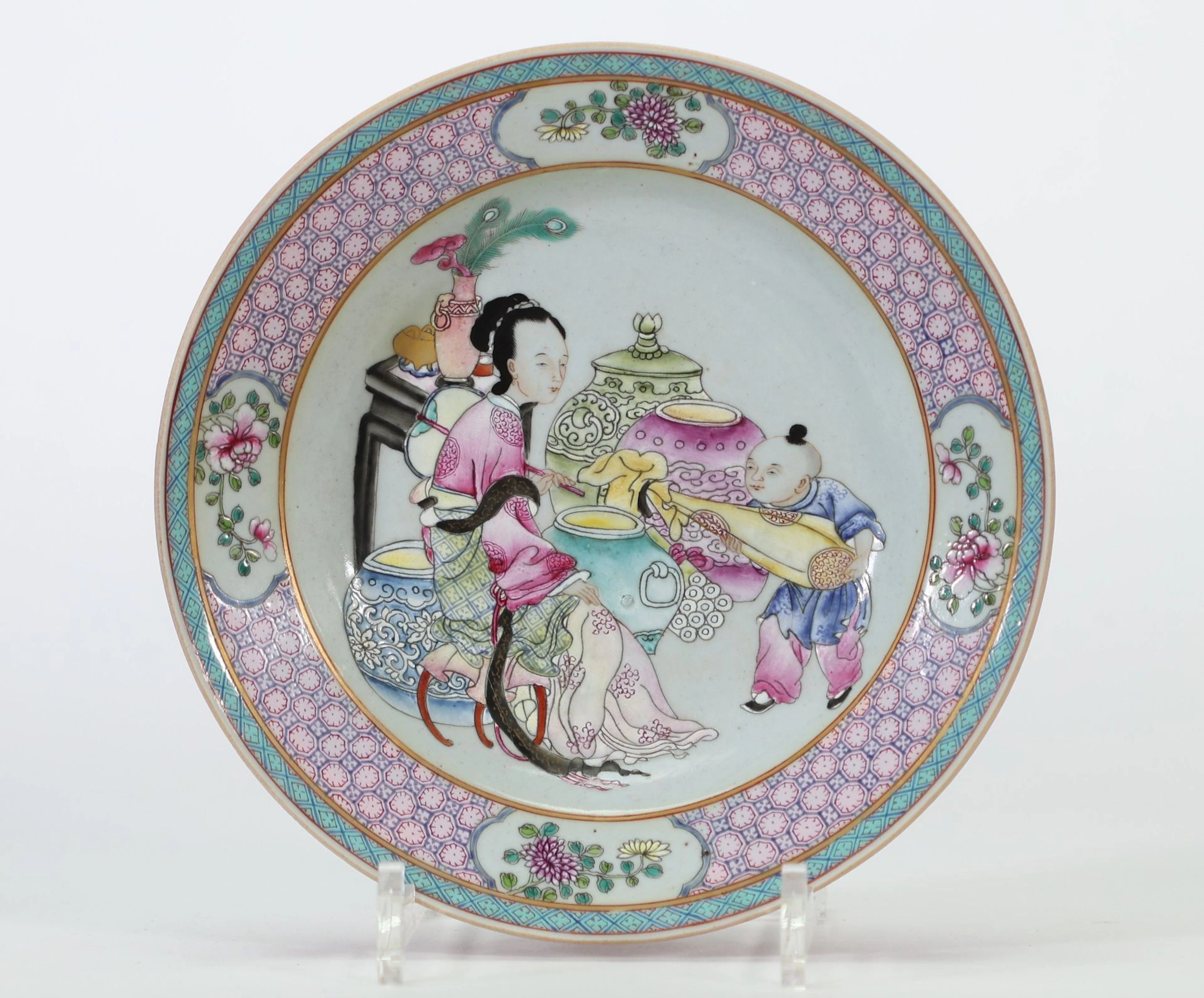 CHINE — Assiette en porcelaine à décor polychrome de la fami - Lot 39