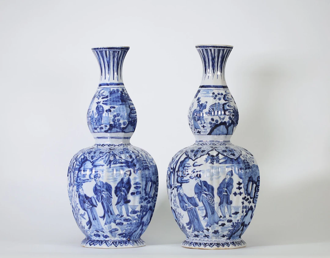 DELFT — XVIIIe siècle — Paire de vases double-gourde en faïe - Lot 197