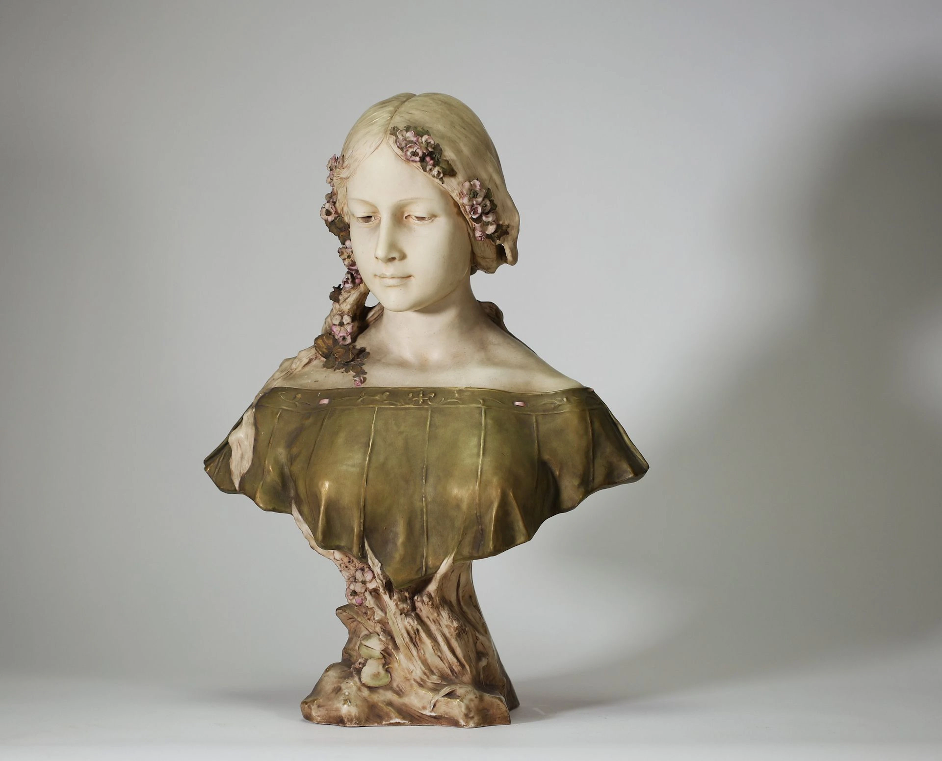 ROYAL DUX BOHEMIA – Buste de jeune femme Art Nouveau en porc - Lot 60