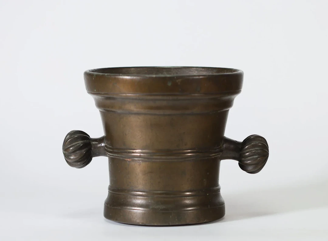 BRONZE MORTAR – 17TH CENTURY Bronze mortar with a brown pati - Lot 199