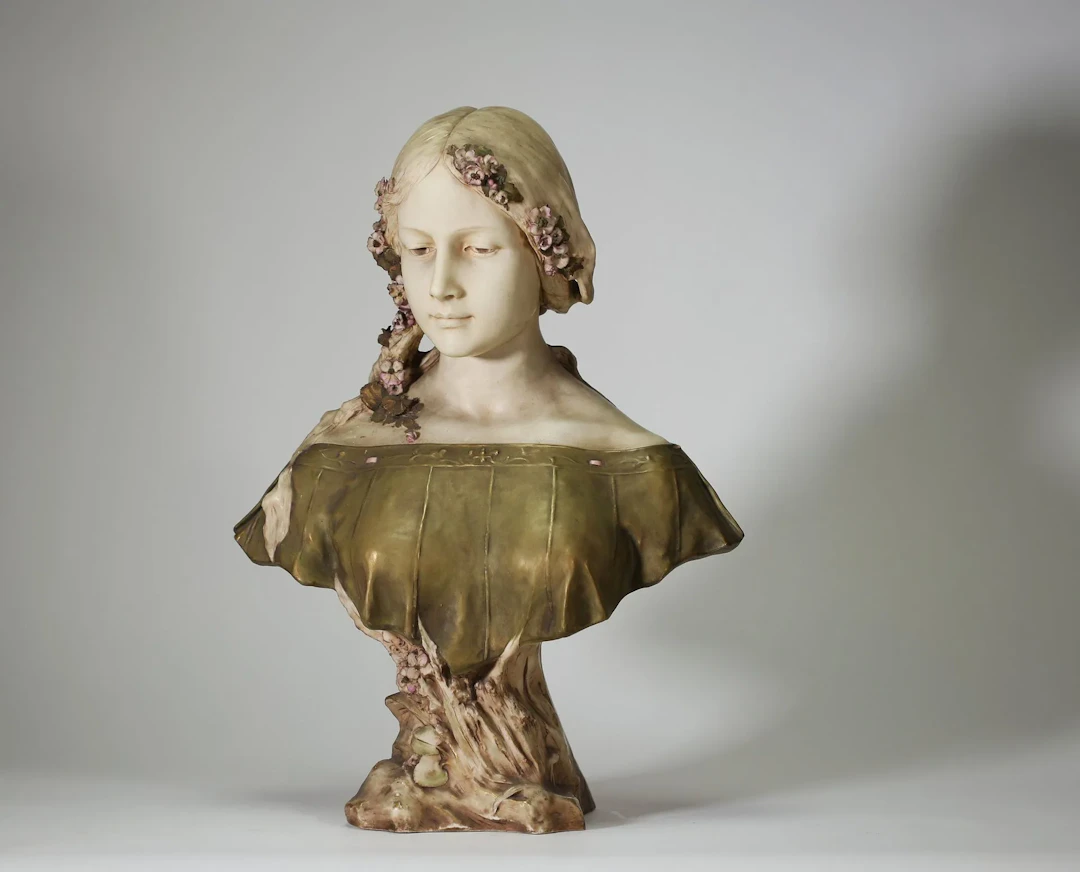 ROYAL DUX BOHEMIA – Art Nouveau bust of a young woman in pol - Lot 60