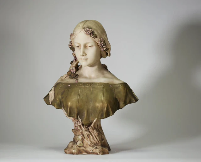 ROYAL DUX BOHEMIA – Art Nouveau bust of a young woman in pol - Lot 60