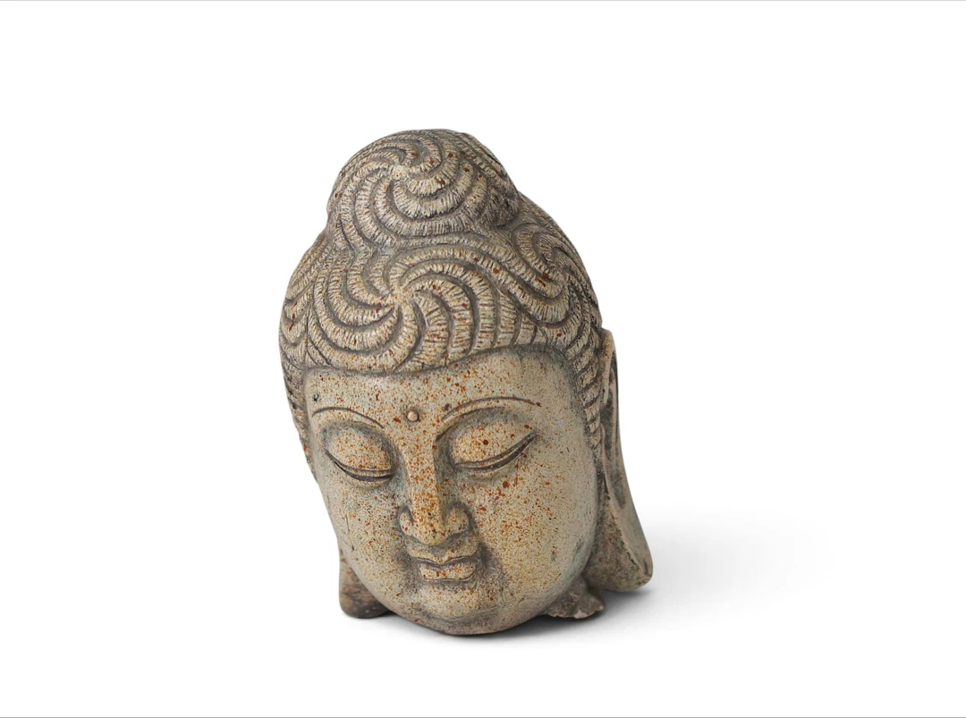 CHINE — Tête de Bouddha en pierre sculptée, le visage aux tr - Lot 32
