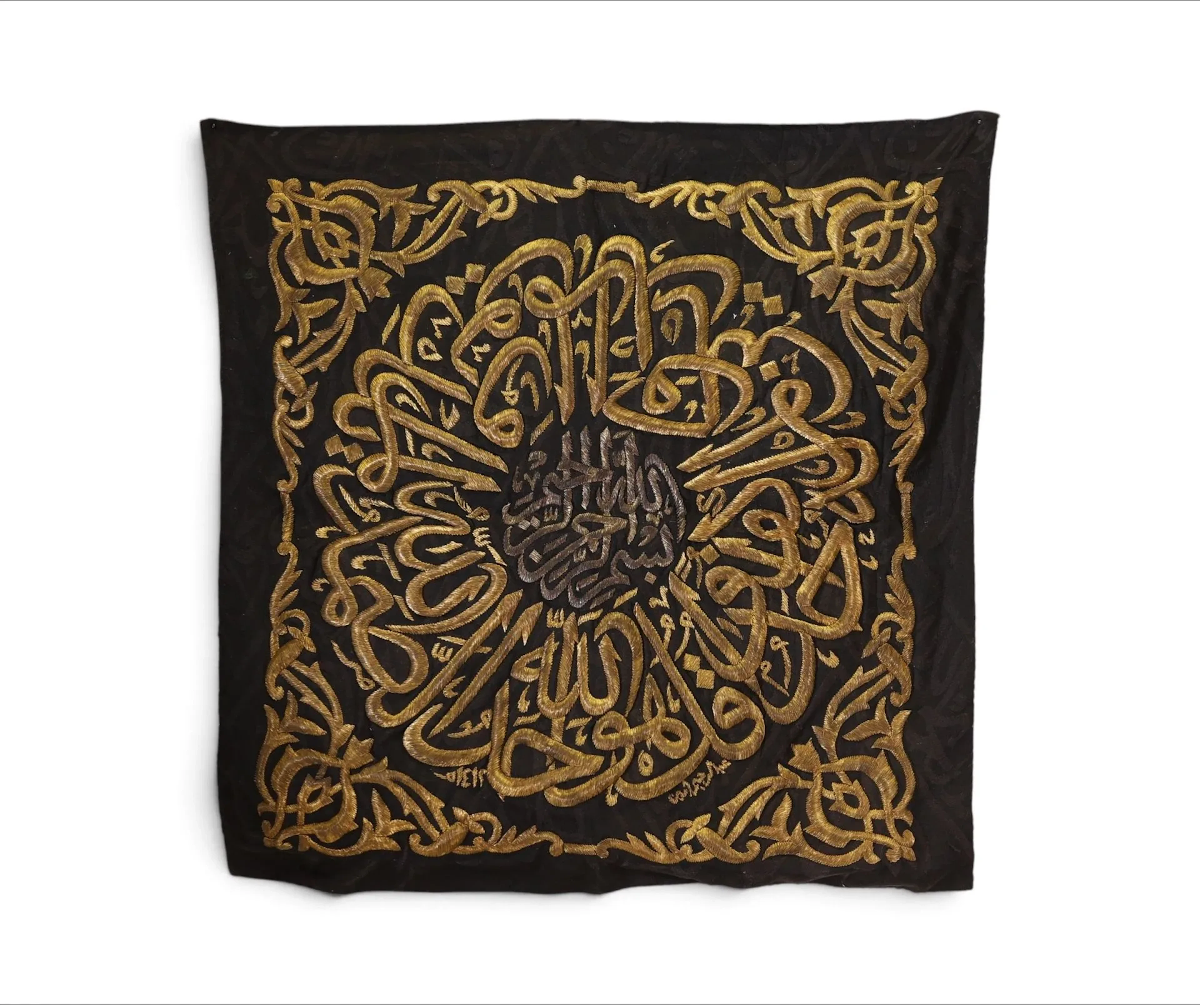 FRAGMENT DE KISWAH BRODÉ DE FILS MÉTALLIQUES DORÉS ET ARGENT - Lot 114