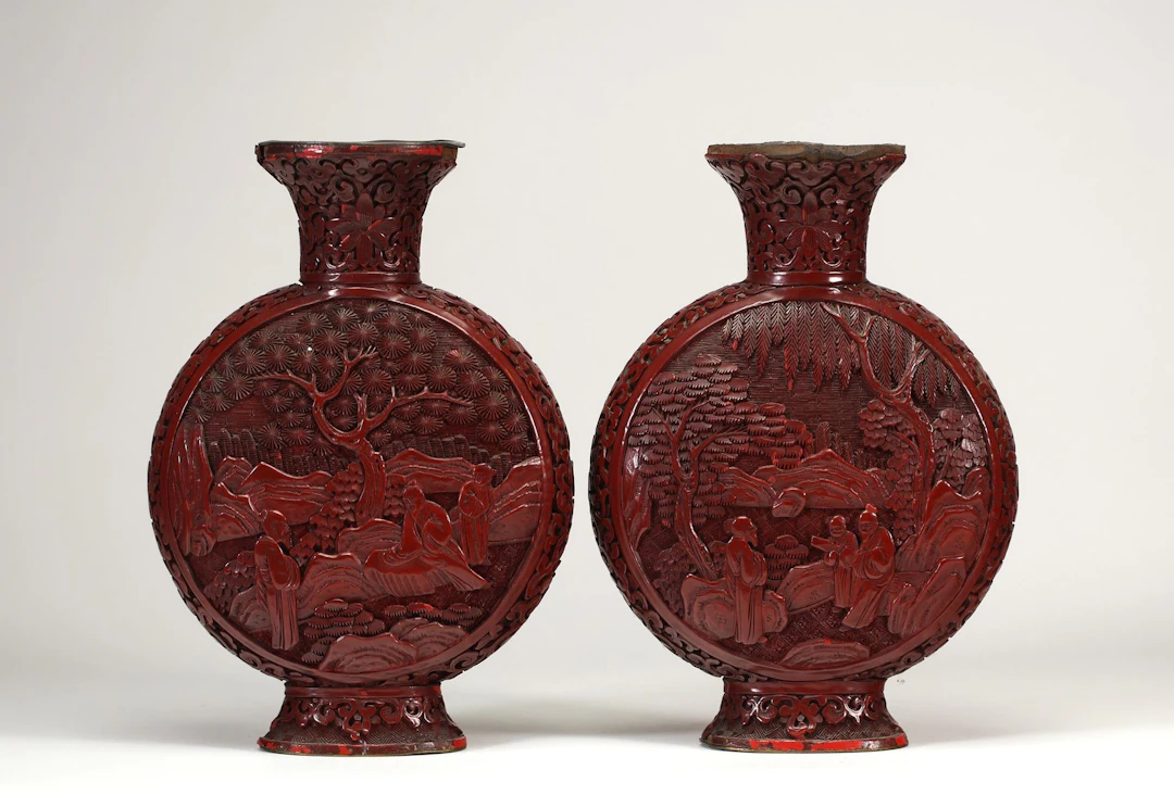 CHINE — Paire de vases gourdes en laque rouge sculptée dite - Lot 42