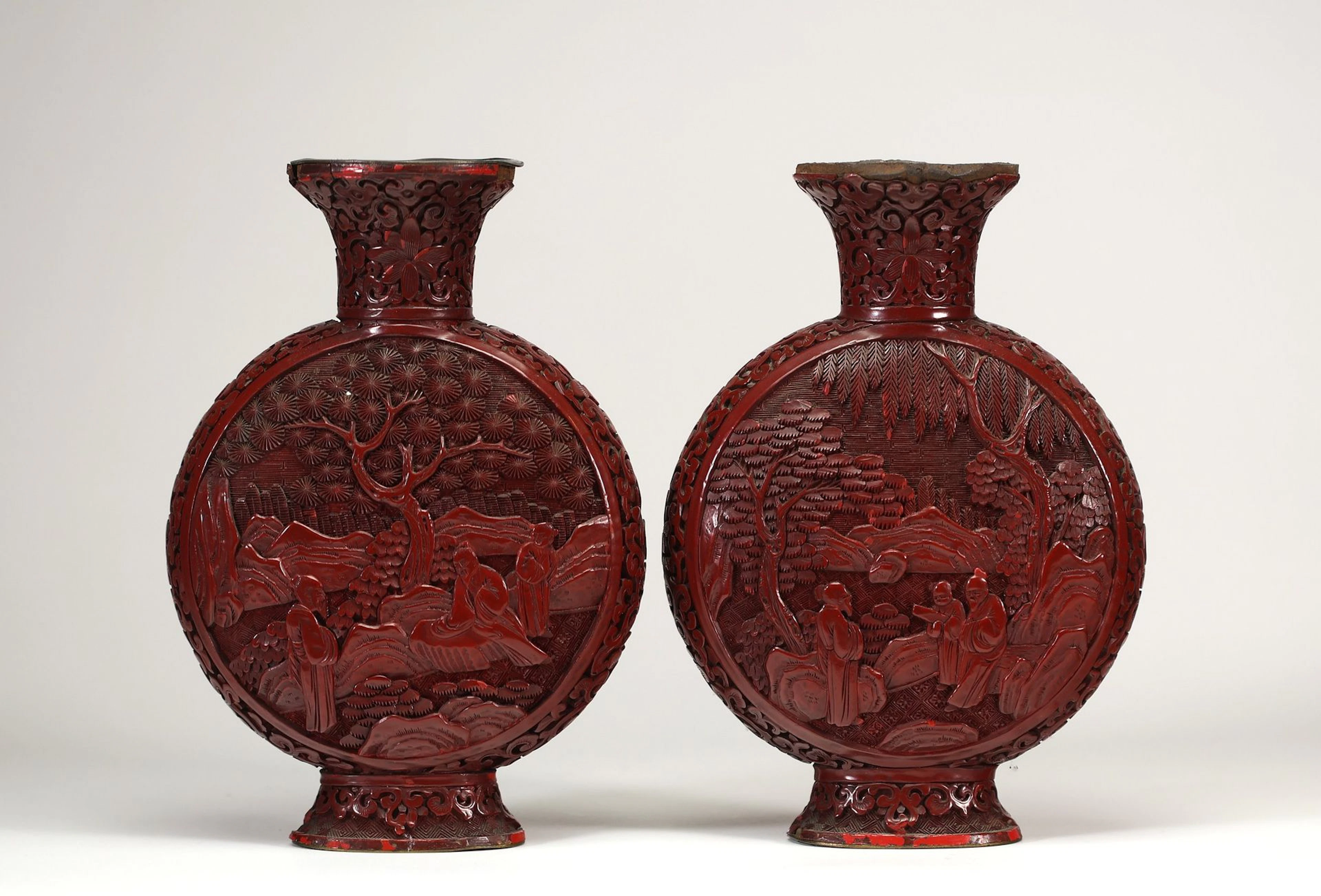 CHINE — Paire de vases gourdes en laque rouge sculptée dite - Lot 42